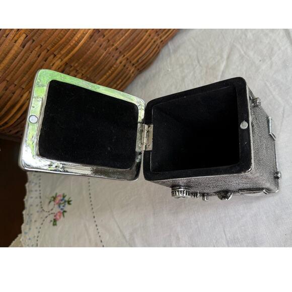 Vintage W. E. Smithe Hinged Black Velvet Lined Silver Toned Camera Trinket Box - Picture 6 of 14